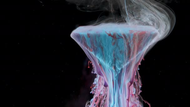 Farba atramentu wielokolorowego powoli płynie z pryzmatu pod wodą — Wideo stockowe