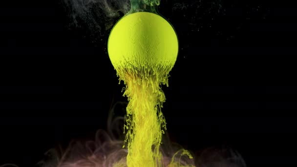 Green ink paint slowly flows from the ball. — Stock Video