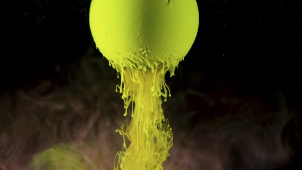 Groene inkt verf langzaam stroomt van de bal. — Stockvideo