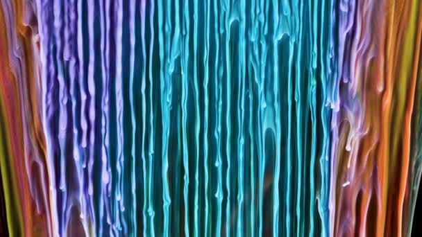 Pintura de tinta multicolor fluye lentamente en la pared bajo el agua — Vídeos de Stock
