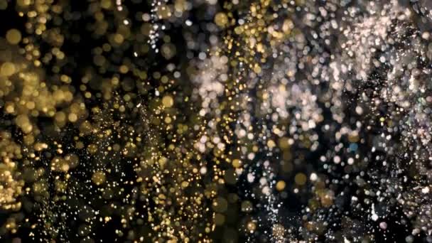 Fluxo de partículas elegantes, detalhadas e douradas com profundidade rasa de campo subaquático — Vídeo de Stock