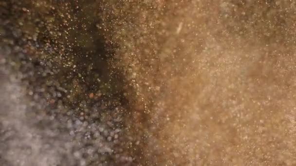 Элегантные, детализированные и золотые частицы протекают с поверхностной глубиной резкости под водой — стоковое видео