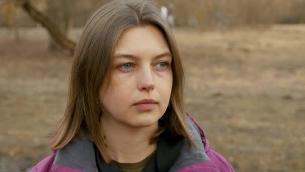 Primer plano retrato de la mujer joven en la naturaleza con el pelo largo — Vídeos de Stock