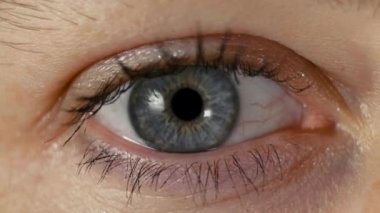 Siyah stüdyoda genç güzel kadın izole mavi göz