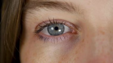 Siyah stüdyoda genç güzel kadın izole mavi göz