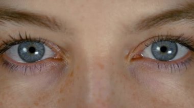 Genç güzel kadının izole mavi gözleri