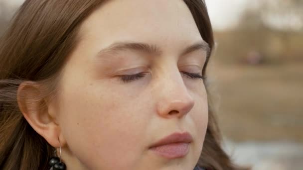 Close up portrait of enjoying woman standing on the wind — Stock Video