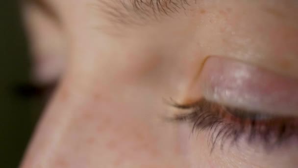 Geïsoleerde blauwe oog van de jonge mooie vrouw in Black Studio — Stockvideo