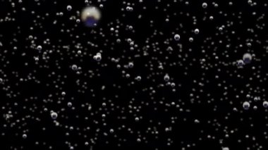 Şeffaf kabarcıklar siyah arka plan üzerinde sualtı kadar gitmek