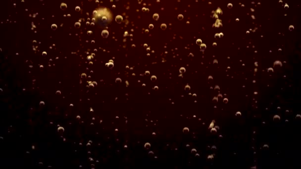 Bulles transparentes montent sous l'eau sur fond de coca-cola — Video