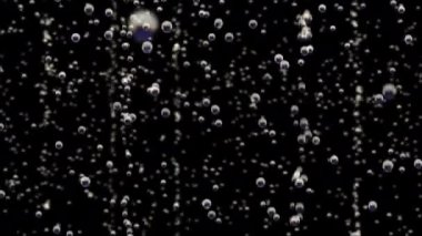 Şeffaf kabarcıklar siyah arka plan üzerinde sualtı kadar gitmek