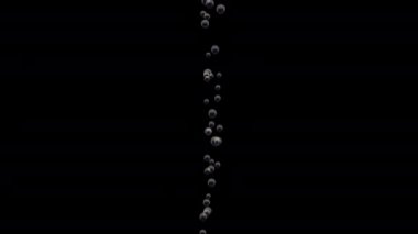 Şeffaf kabarcıklar siyah arka plan üzerinde sualtı kadar gitmek