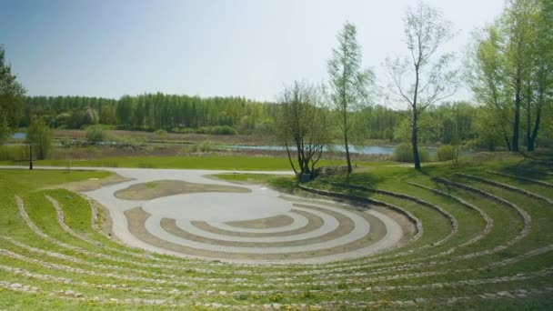 Anfiteatro verde en el jardín, luz del día de verano — Vídeo de stock