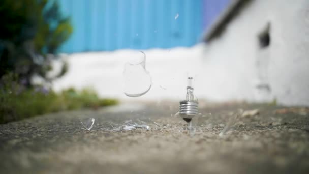 Glödlampan bryts på marken i slow motion — Stockvideo