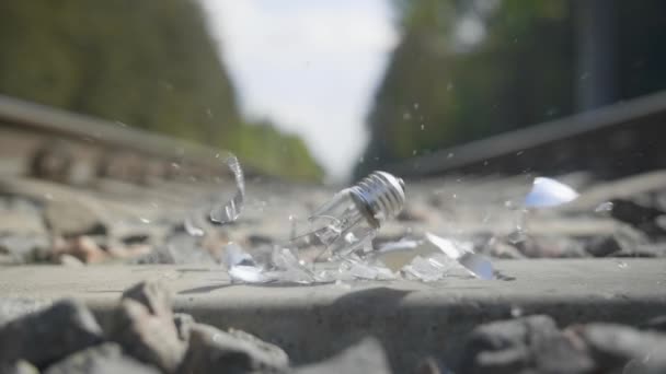 Glödlampan bryts på järnvägen i slow motion — Stockvideo