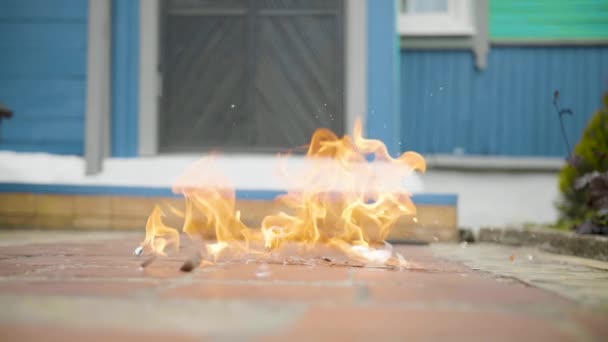 Bombilla de luz se rompe en el suelo en cámara lenta — Vídeos de Stock