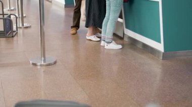 Check-in kaydı nı beklerken kuyrukta bekleyen birkaç yolcu