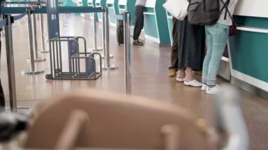 Check-in kaydı nı beklerken kuyrukta bekleyen birkaç yolcu