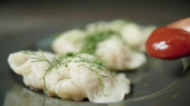 Cook kaynar köfte üzerine sos döker