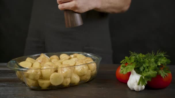 Batata de pimentão de homem de pote de pimenta na cozinha escura — Vídeo de Stock