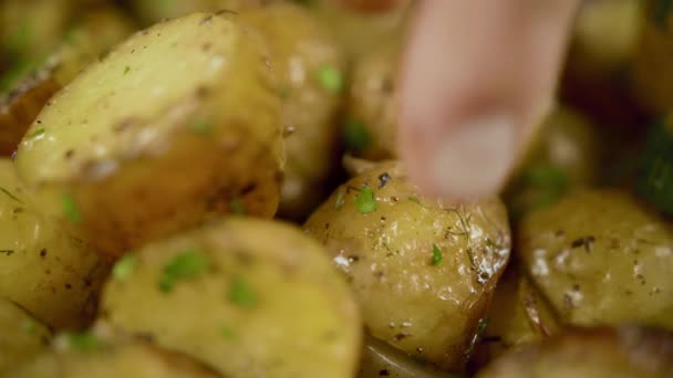 Man takes golden baked potato from the glasses dish — Stock Video