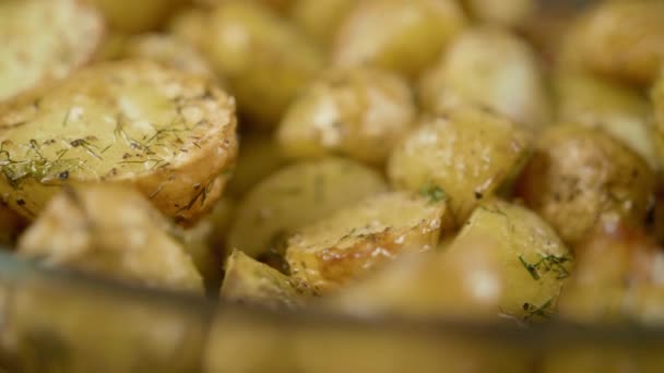 Золотой картофель вращается в блюде для выпечки — стоковое видео