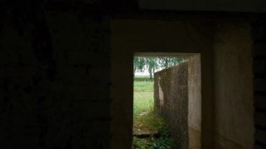 Yıkılmış ve terk edilmiş bina, bakış açısı