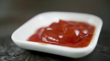 Adam domates sosaltın pişmiş patates dips