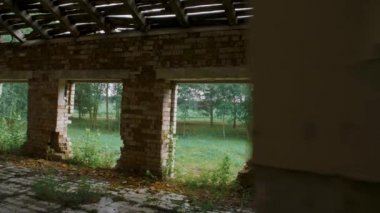 Yıkılmış ve terk edilmiş bina, bakış açısı