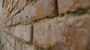 Terk edilmiş ve yıkılmış binada eski grunge tuğla duvar