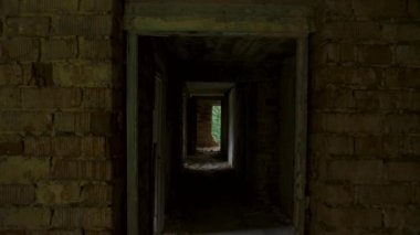 Yıkılmış ve terk edilmiş bina, bakış açısı