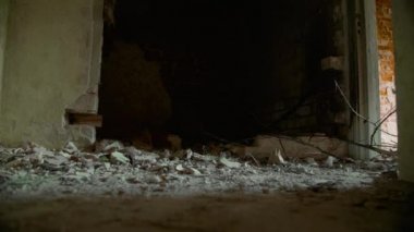 Yıkılmış ve terk edilmiş bina, bakış açısı