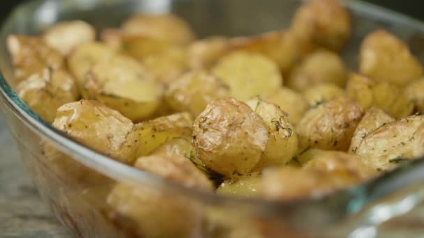 Golden baked potato rotates in the baking dish — Stock Video