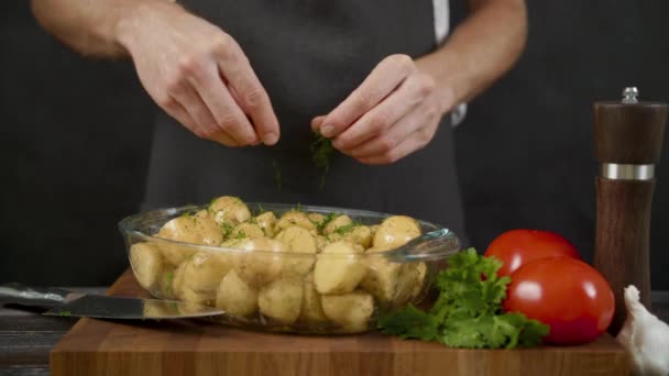 Homem batata salgada na cozinha escura — Vídeo de Stock