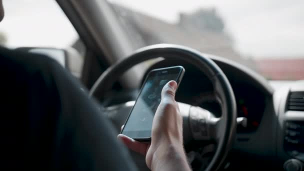 Manlig förare sitter i bilen och hålla smartphone med karta GPS-navigering — Stockvideo