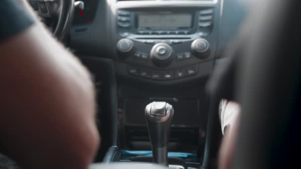 Caixa de velocidades autamativa no carro entre dois homens na viagem — Vídeo de Stock