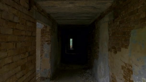Bâtiment détruit et abandonné, point de vue 
