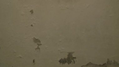 Terk edilmiş ve yıkılmış binada eski grunge beton tavan