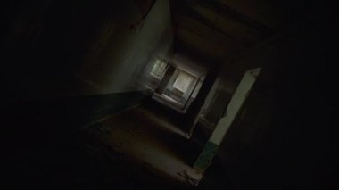 Terk edilmiş ve yıkılmış bina, döndürülmüş bakış açısı