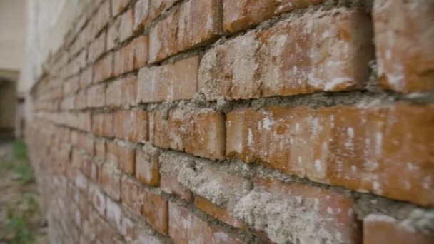Vieux mur de briques grunge dans le bâtiment abandonné et détruit 