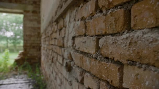 Vieux mur de briques grunge dans le bâtiment abandonné et détruit 
