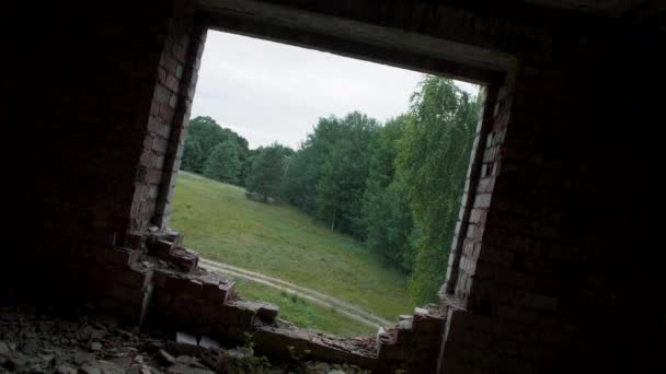 Заброшенное и разрушенное здание, поворотная точка зрения — стоковое видео