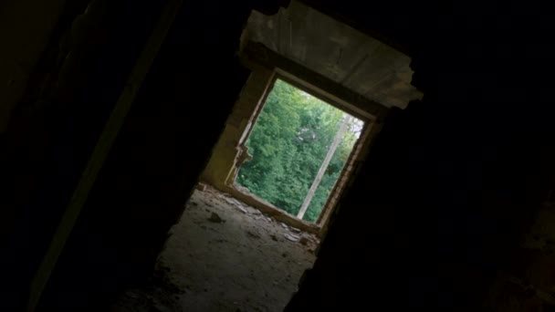 Bâtiment abandonné et détruit, point de vue tourné — Video