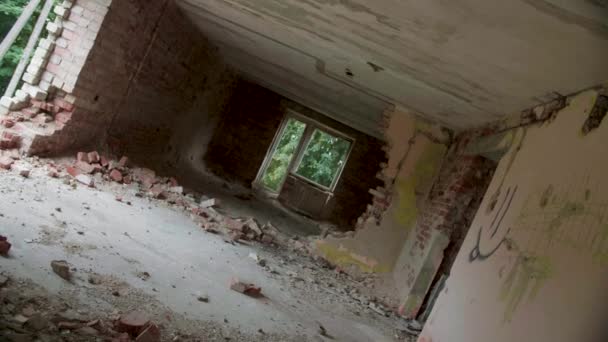 Bâtiment abandonné et détruit, point de vue tourné — Video