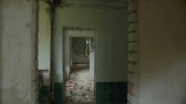 Уничтоженное и заброшенное здание, точка зрения — стоковое видео