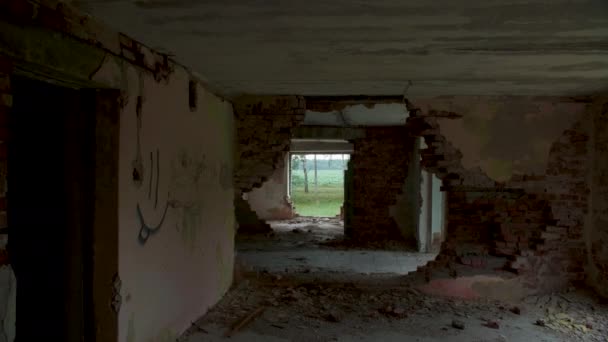 Zniszczony i opuszczony budynek, punkt widzenia — Wideo stockowe