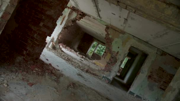 放棄され、破壊された建物、回転した視点 — ストック動画