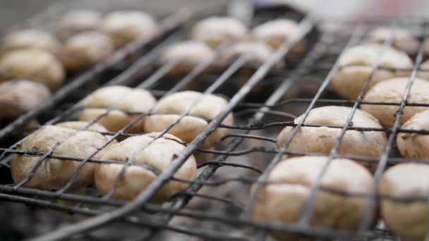 蘑菇棕色香菇在户外烧烤或烧烤烹饪 — 图库视频影像