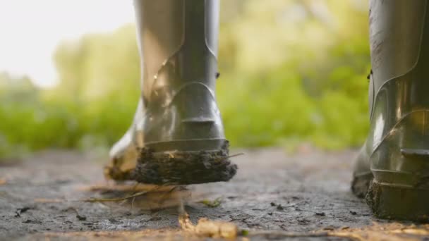 Cerrar bota de lluvia de goma con trabajo de barro en el lugar sucio — Vídeos de Stock