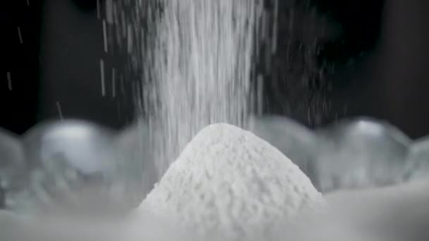 Tepung diayak melalui saringan pada latar belakang hitam — Stok Video